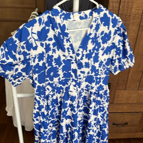 Women’s blue and white floral dress - Picture 2 of 6